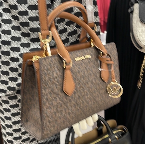 Michael Kors Small Sheila Satchel Crossbody
Bag Brown
NWT - Picture 13 of 16